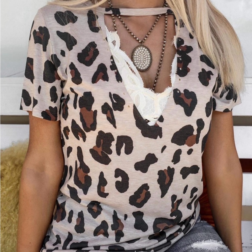 Chic Leopard Print V-Neck Short Sleeve Top